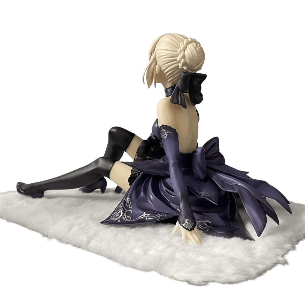 Fate Saber Alter figure 13 cm rear view: uncovered back of the dark violet dress and lace at the hem of the skirt