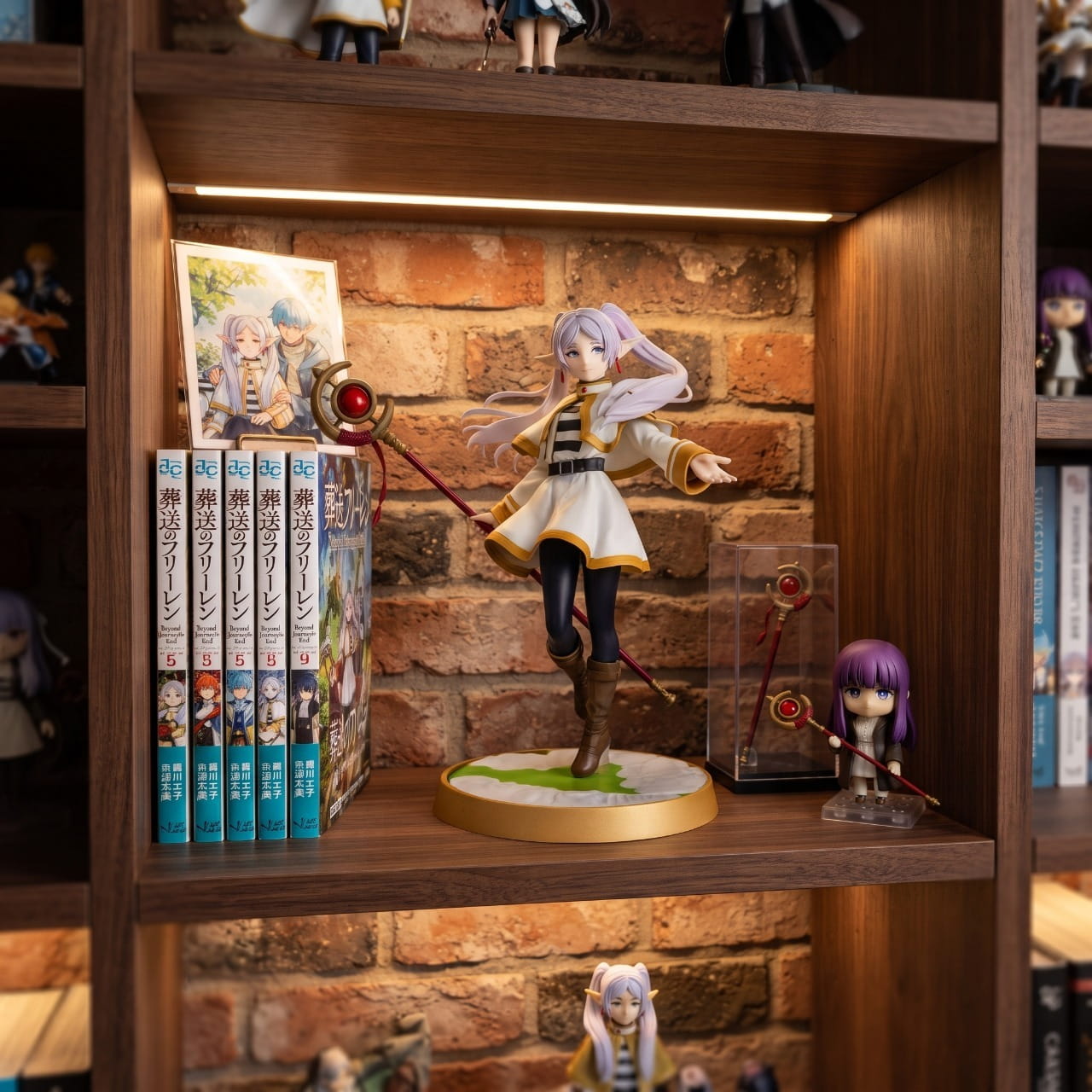 Figurine Frieren baton de mage Sousou no Frieren - exposee sur une etagere (decor non inclus)