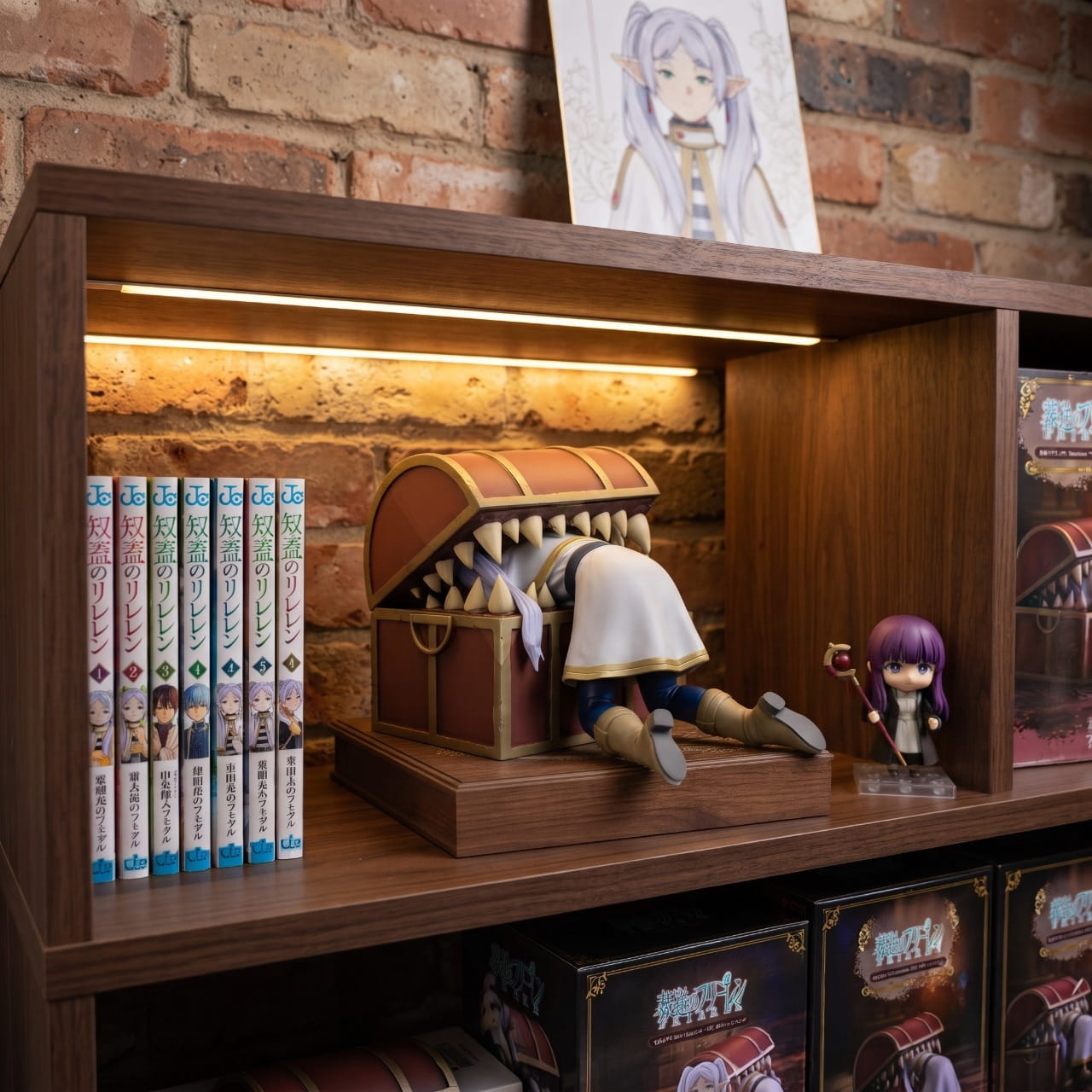 Figurine Frieren coffre mimique Sousou no Frieren - exposee sur une etagere (decor non inclus)