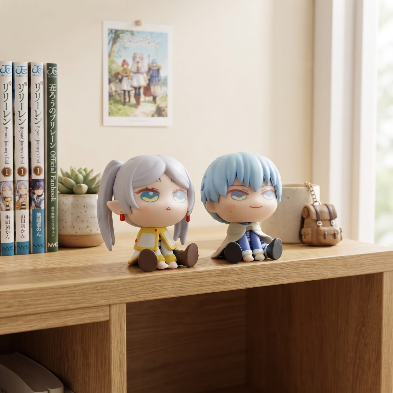 Figurines chibi Frieren et Himmel exposées sur une étagère (décor non inclus)