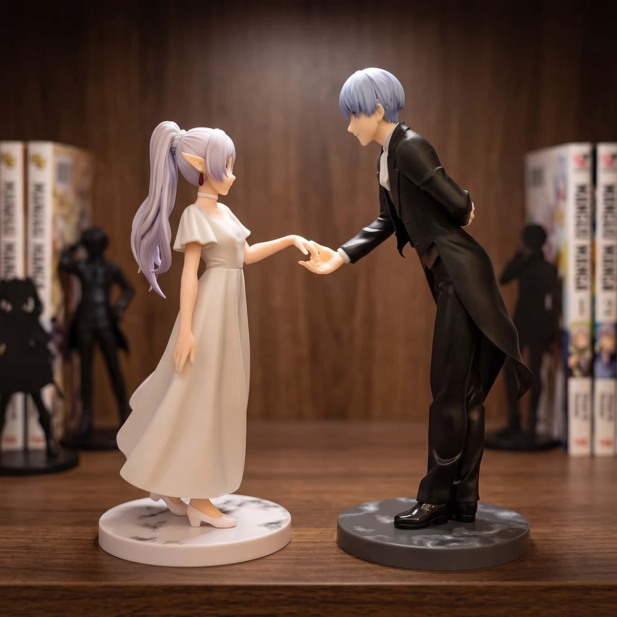 Figurines Frieren et Himmel face à face, mains tendues comme pour une danse, exposées sur une étagère (vendues à l'unité, décor non inclus)