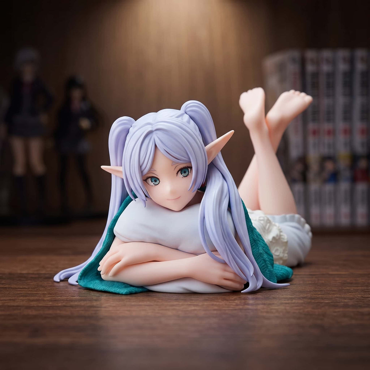 Figurine Frieren 15 cm allongée sur le ventre en tenue d'intérieur, posée sur une étagère en bois (décor non inclus)