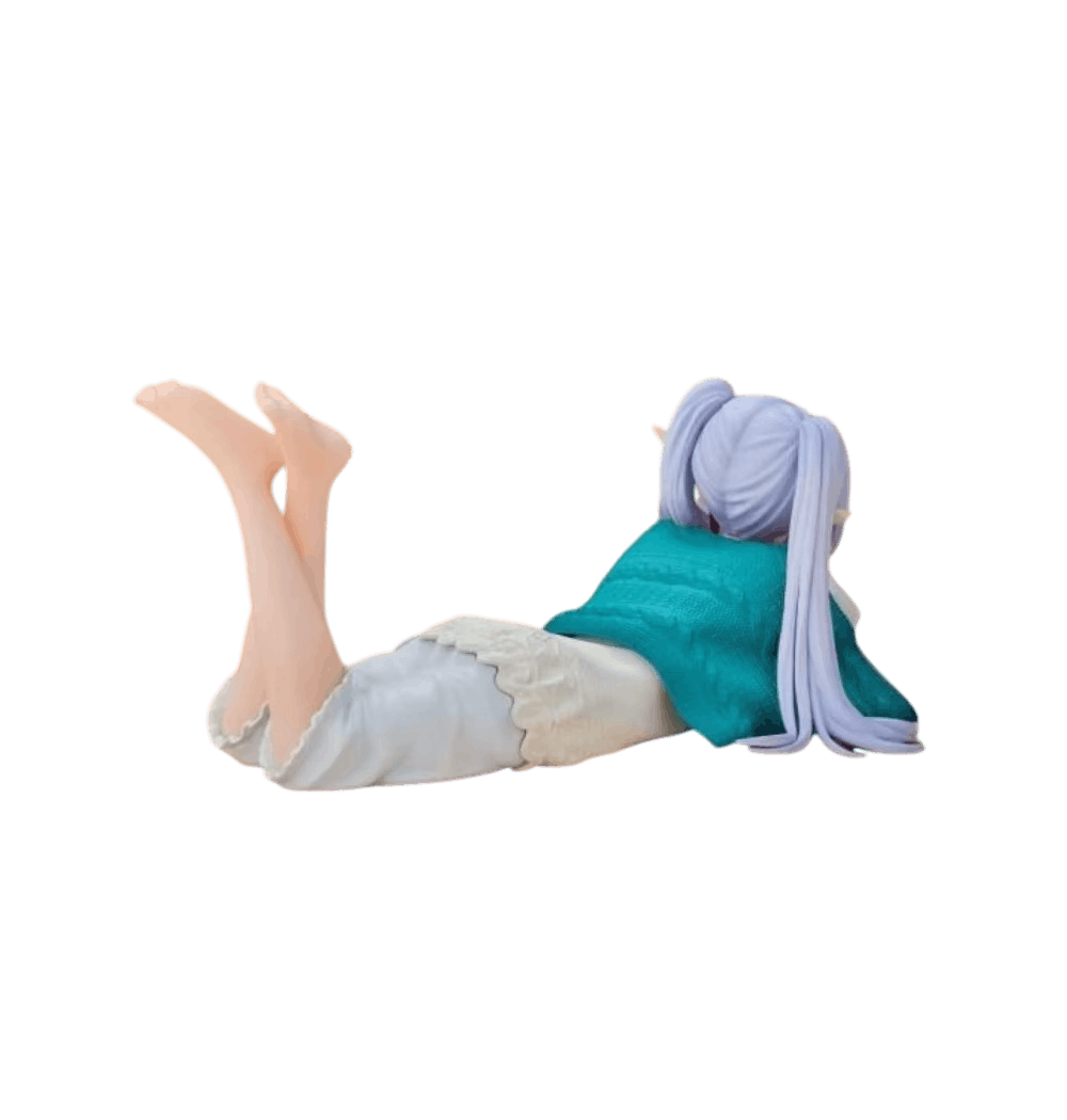 Figurine Frieren Sousou no Frieren de profil : short blanc à volants, plaid tricoté sur le dos, jambes relevées
