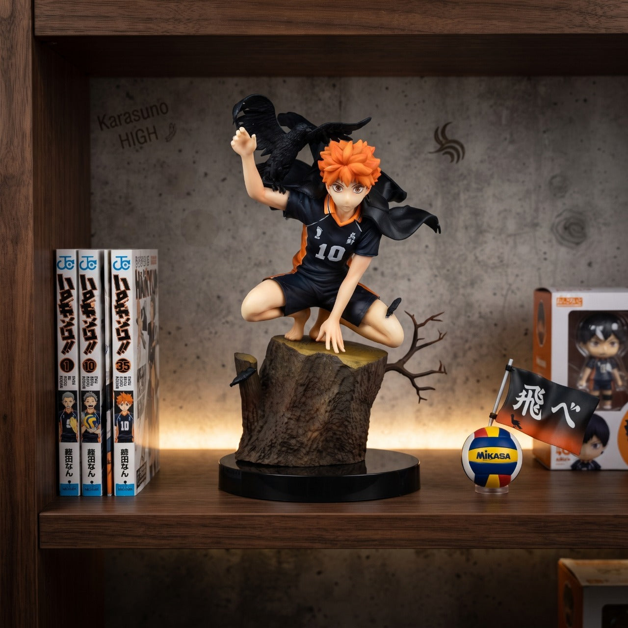 Figurine Hinata Shoyo Karasuno corbeau Haikyu - exposee sur une etagere (decor non inclus)