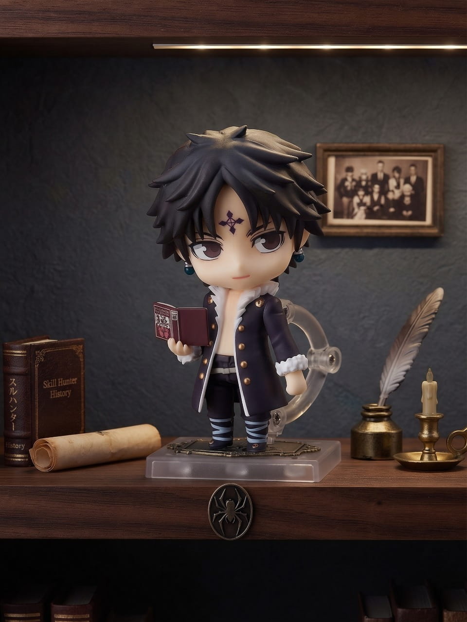 Figurine chibi Chrollo Lucilfer exposée sur une étagère (décor non inclus)