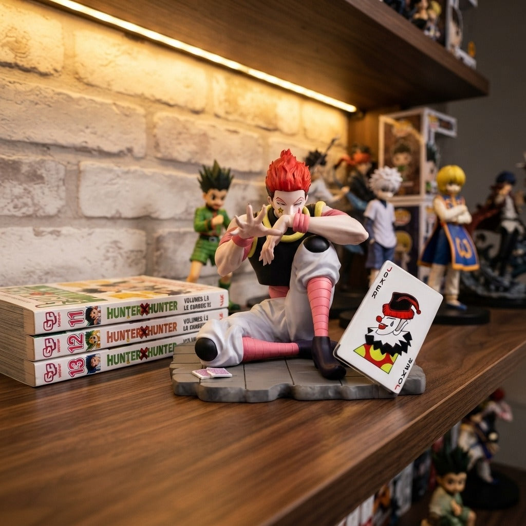 Figurine Hisoka Hunter x Hunter exposée sur une étagère avec des mangas (décor non inclus)