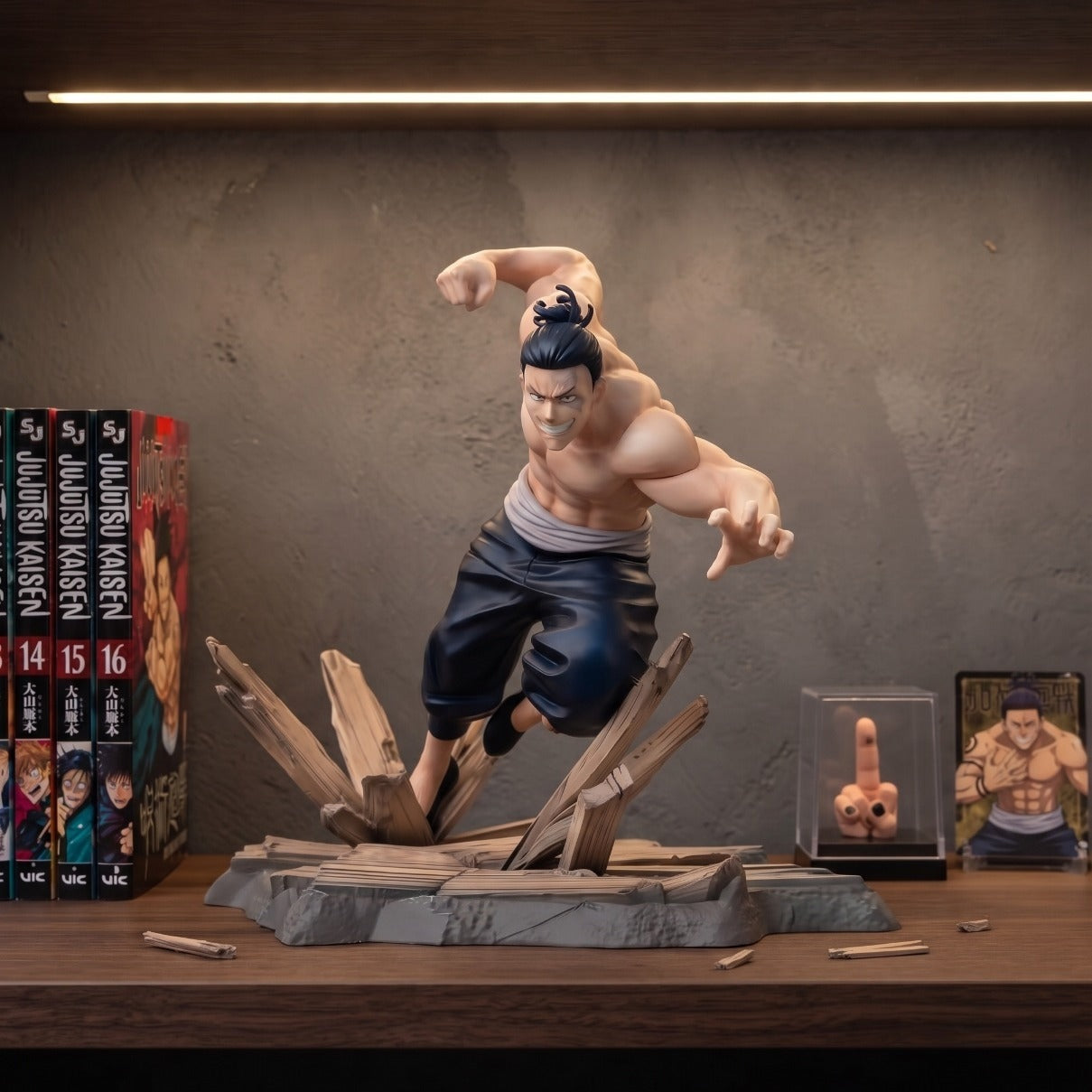 Figurine Aoi Todo Jujutsu Kaisen - exposee sur une etagere (decor non inclus)