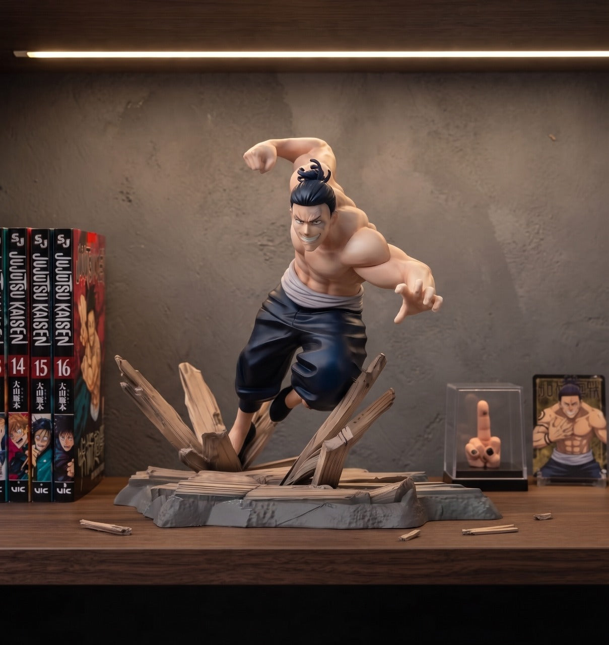 Figurine Aoi Todo Jujutsu Kaisen - exposee sur une etagere (decor non inclus)