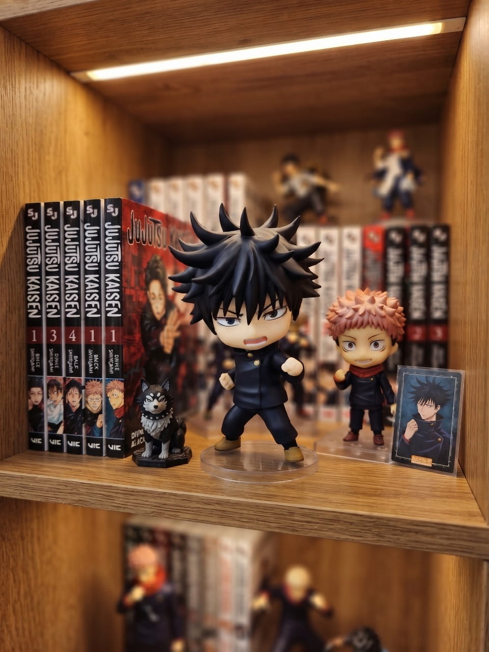 Figurine chibi Fushiguro Megumi exposée sur une étagère (décor non inclus)