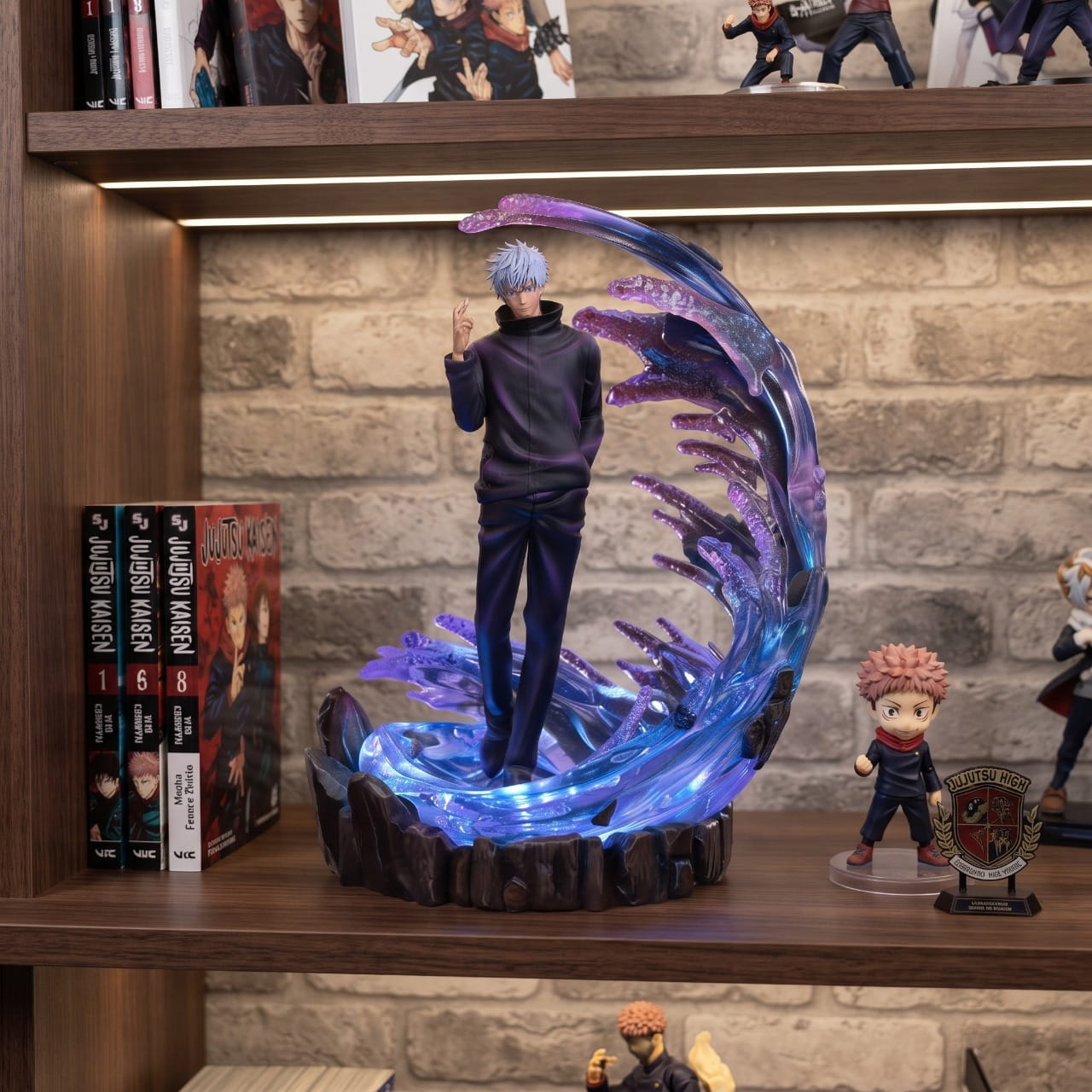 Figurine Gojo Hollow Purple Jujutsu Kaisen - exposee sur une etagere (decor non inclus)