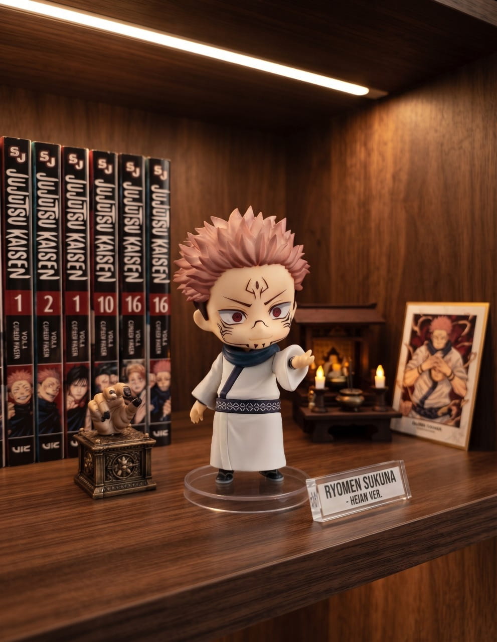 Figurine chibi Ryomen Sukuna exposée sur une étagère (décor non inclus)