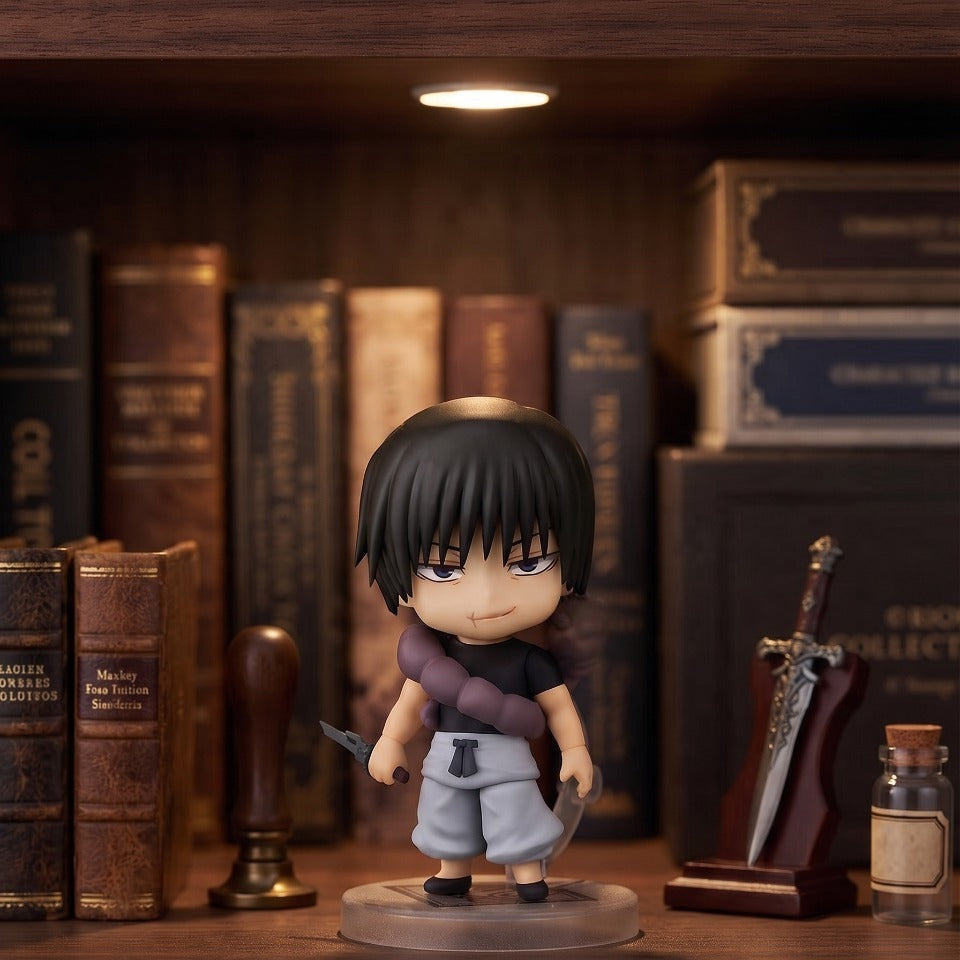 Figurine chibi Toji Fushiguro de Jujutsu Kaisen et son ver enroulé, exposée sur une étagère (décor non inclus)