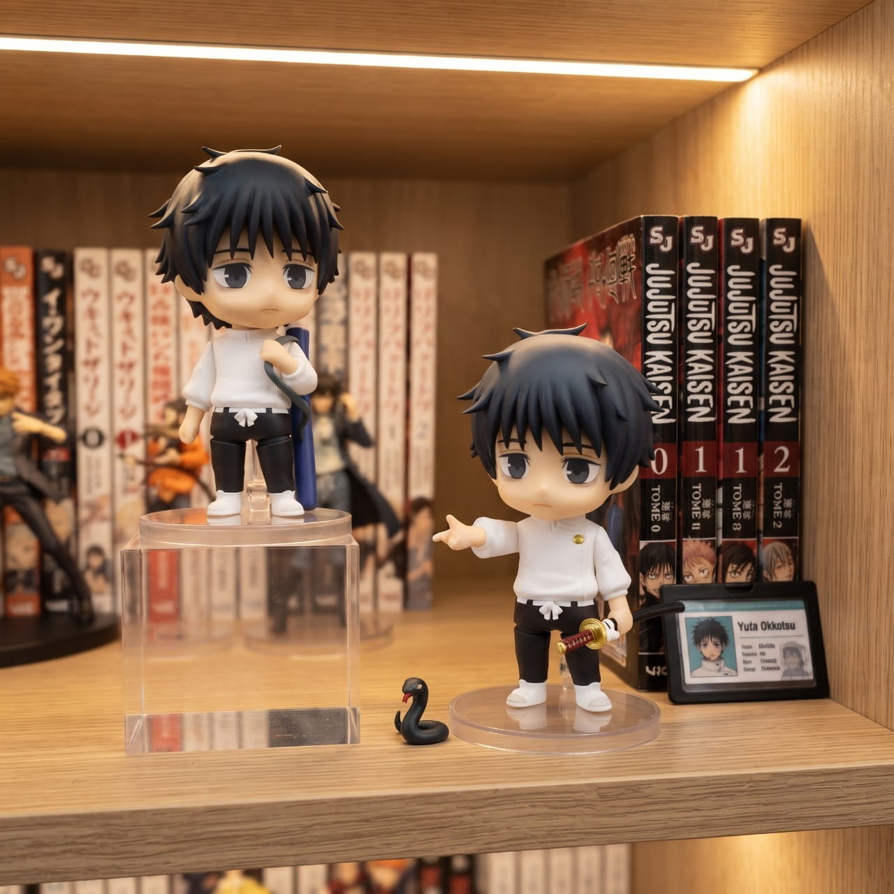 Figurine chibi Yuta Okkotsu exposée sur une étagère (décor non inclus)