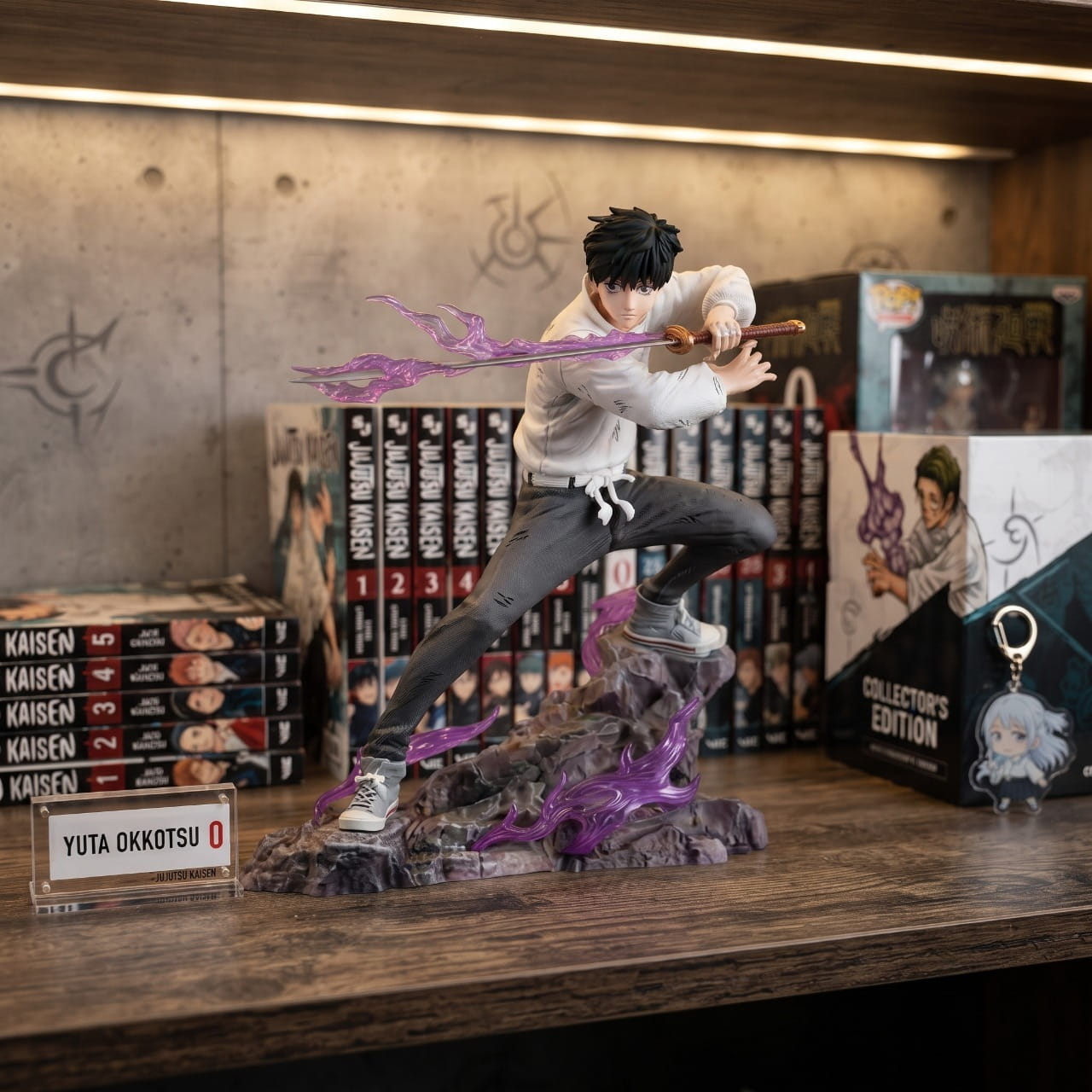 Figurine Yuta Okkotsu combat katana Jujutsu Kaisen - exposee sur une etagere (decor non inclus)