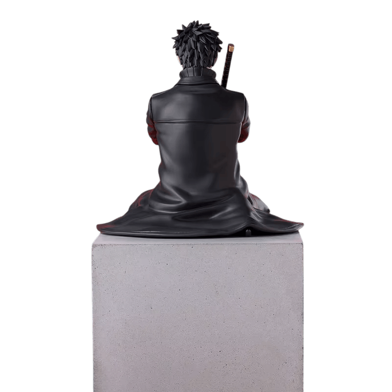 Kagurabachi Chihiro figure 16 cm rear view: the black coat falls in one sweep, dark red lining at the hem, and only the sword's grip shows above the shoulder