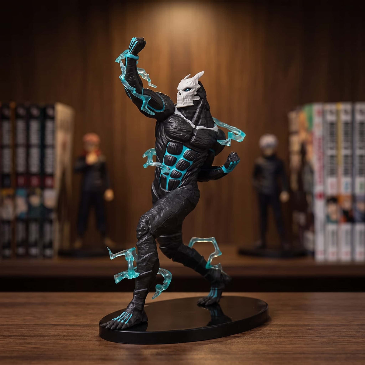Figurine Kaiju n°8 Kafka Hibino transformé 19,5 cm, poing levé, exposée sur une étagère devant des mangas (décor non inclus)