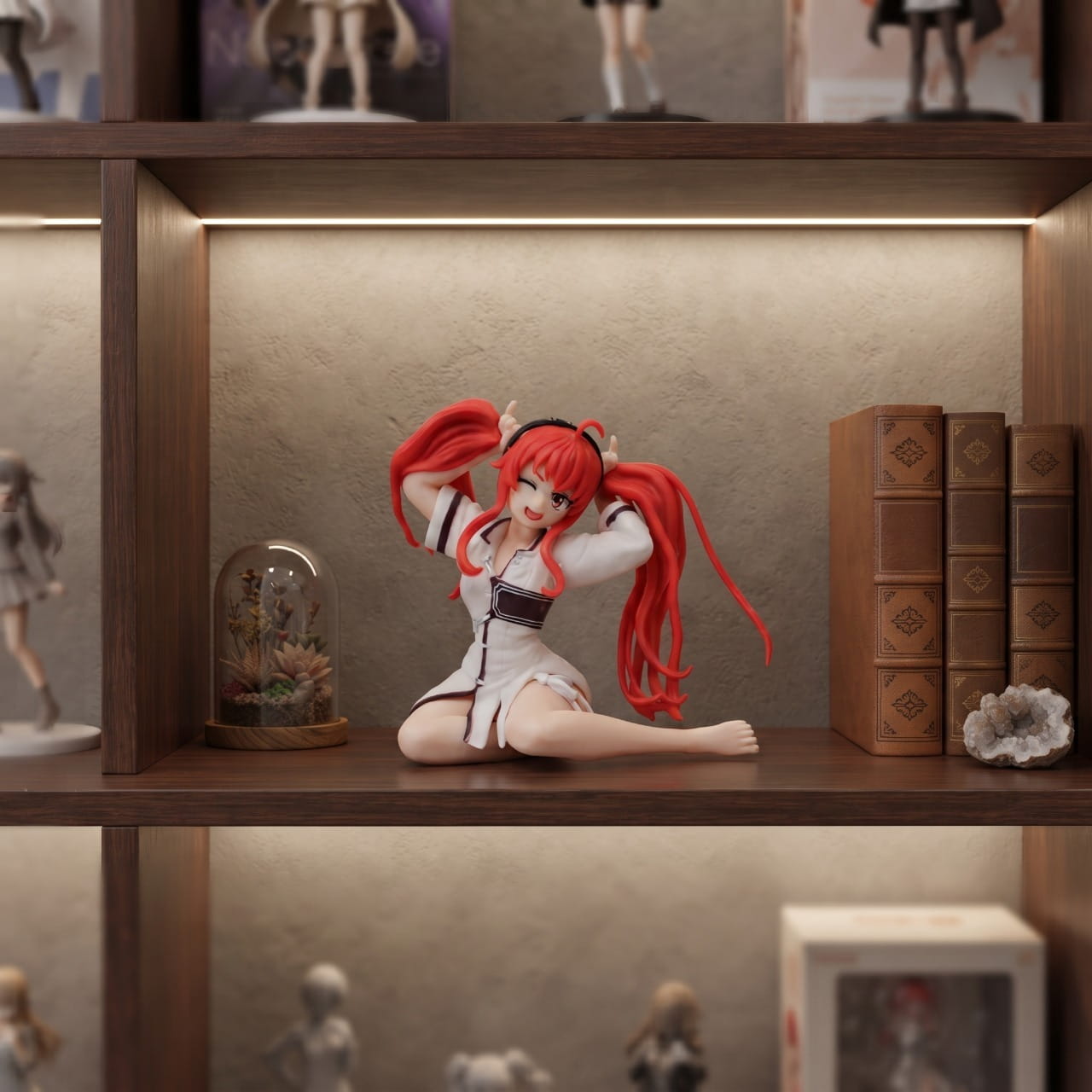 Figurine d'Eris de Mushoku Tensei assise en kimono blanc, posée sur une étagère en bois entre des livres