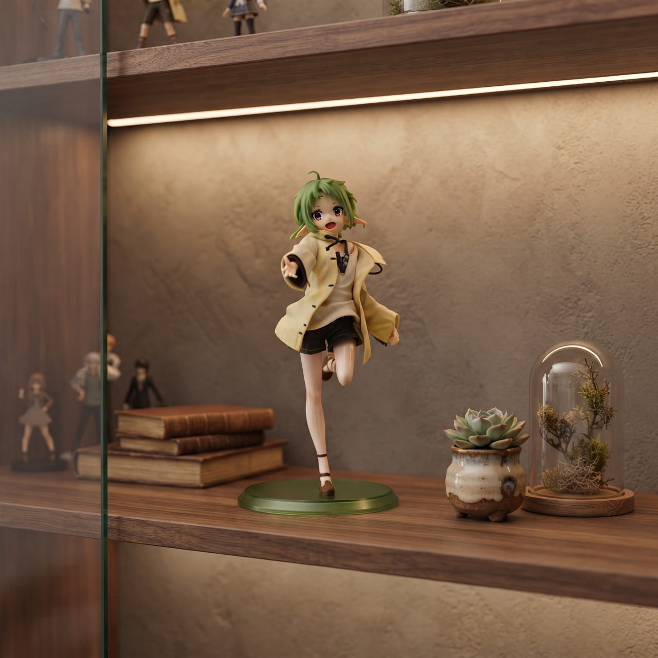 Figurine de Sylphiette de Mushoku Tensei en veste crème, posée sur une étagère en bois à côté de livres et d'une plante