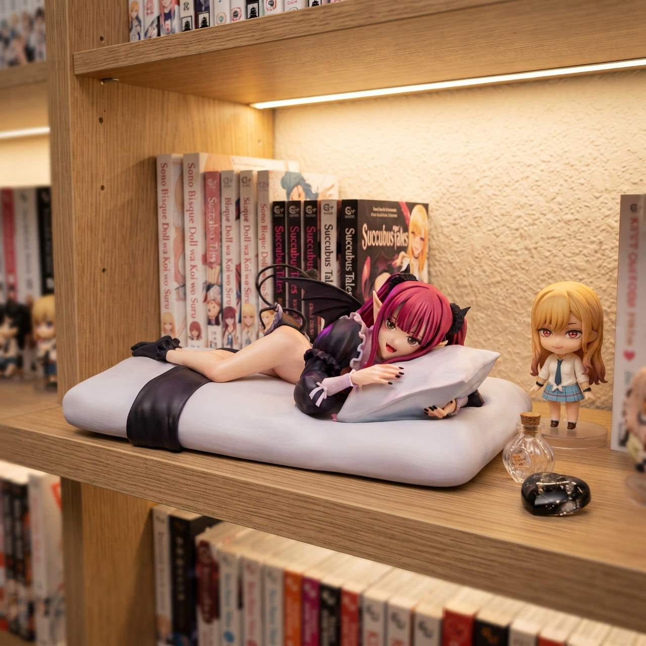 Figurine Marin Kitagawa cosplay Liz exposée sur une étagère (décor non inclus)