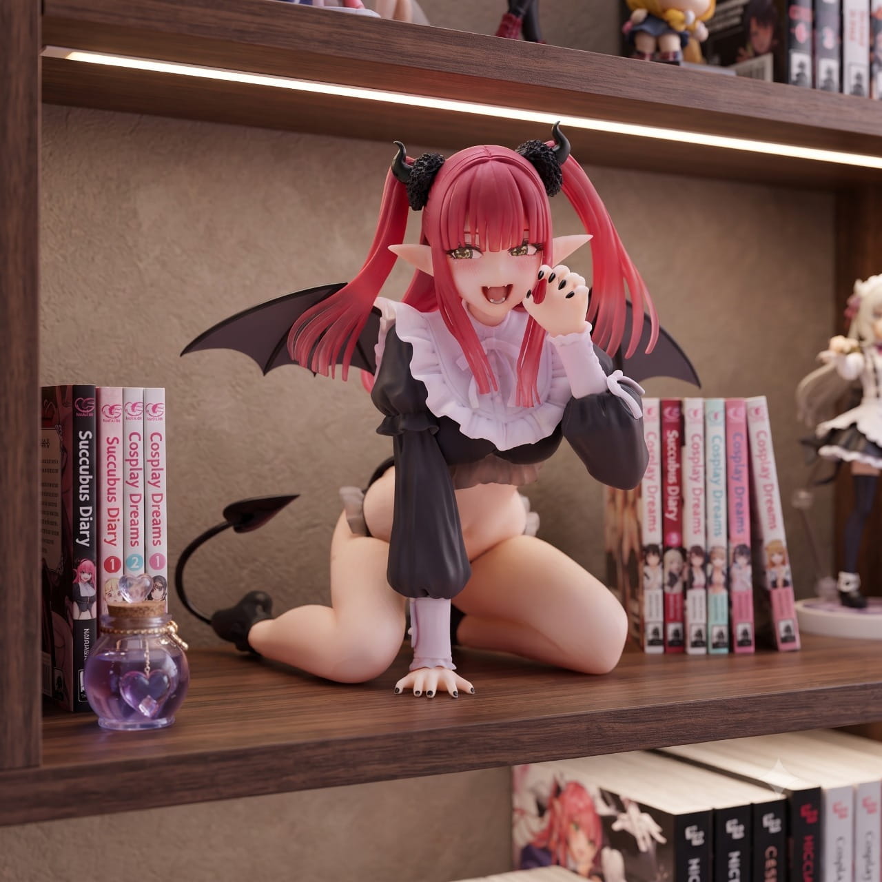 Figurine Marin Kitagawa cosplay Liz assise exposée sur une étagère (décor non inclus)