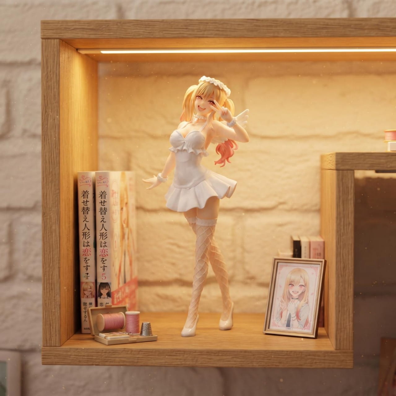 Figurine Marin Kitagawa robe blanche exposée sur une étagère (décor non inclus)