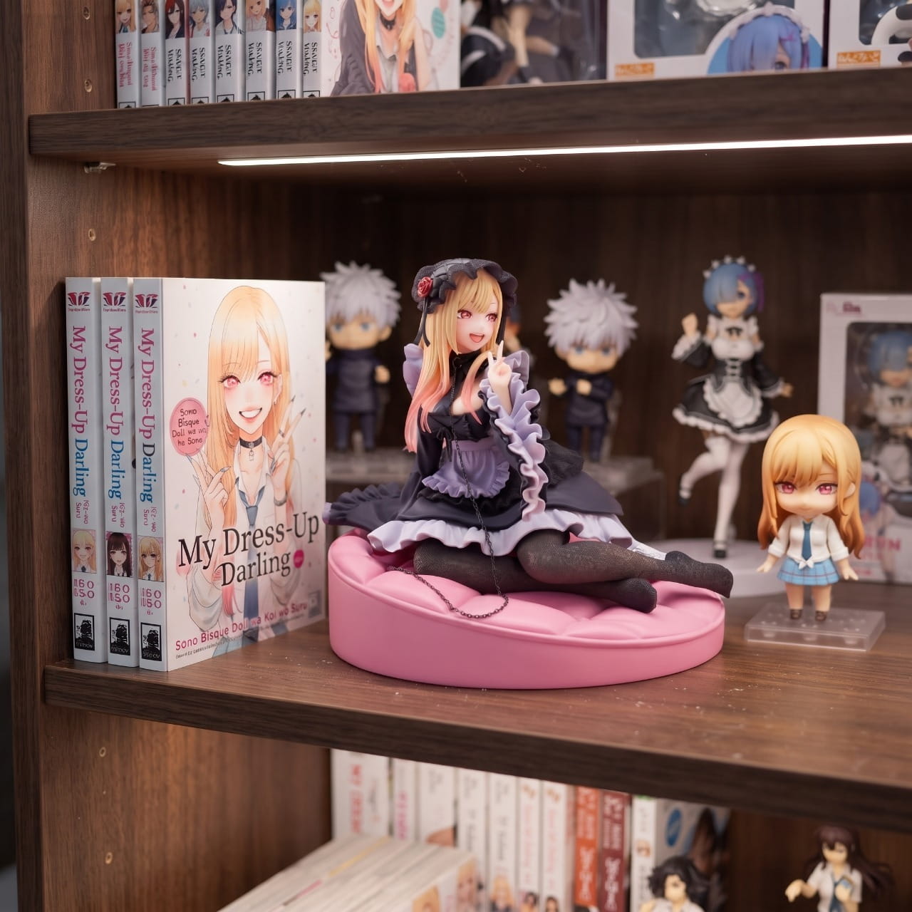 Figurine Marin Kitagawa robe gothique assise exposée sur une étagère (décor non inclus)