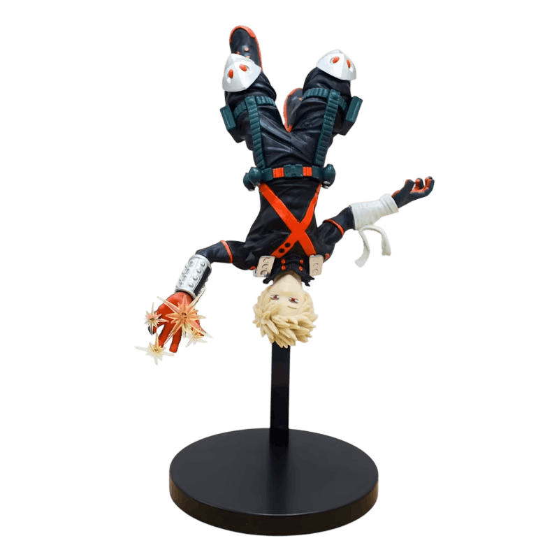 Figurine Bakugo tête en bas vue de trois quarts, harnais en X et protections de mollet blanches
