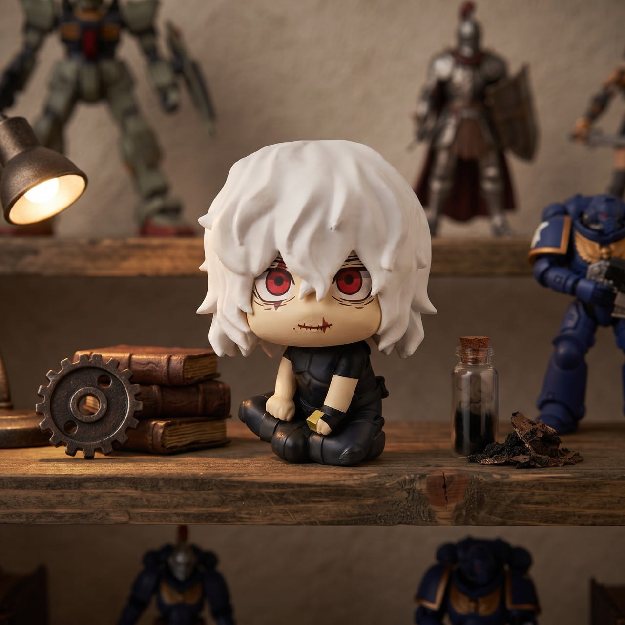 Figurine SD de Tomura Shigaraki assis tête levée, cheveux blancs et yeux rouges — My Hero Academia