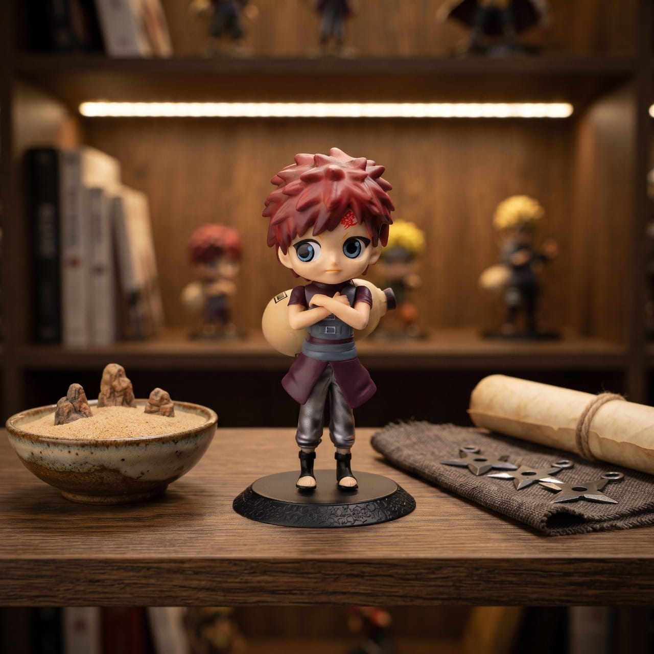 Figurine Gaara et sa gourde de sable, exposée sur une étagère (décor non inclus)