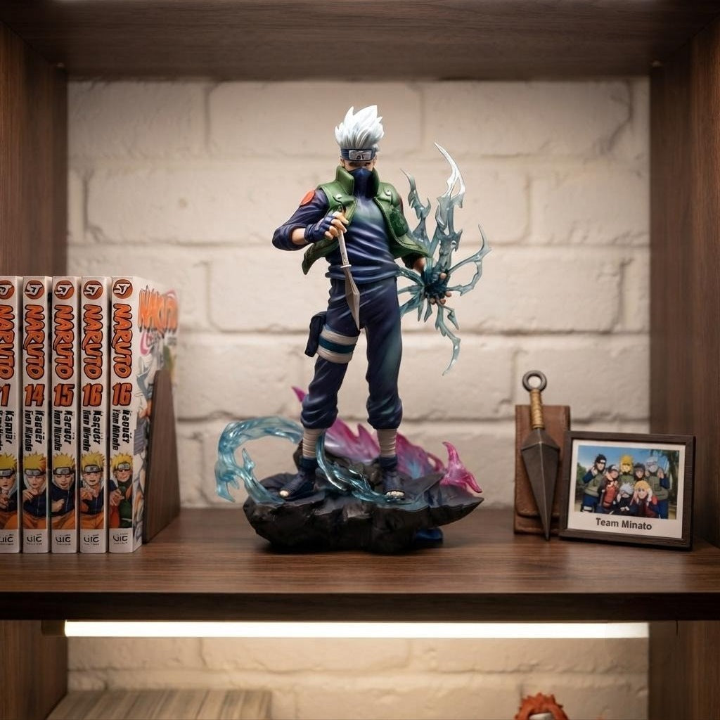 Figurine Kakashi Raikiri Naruto exposée sur une étagère (décor non inclus)