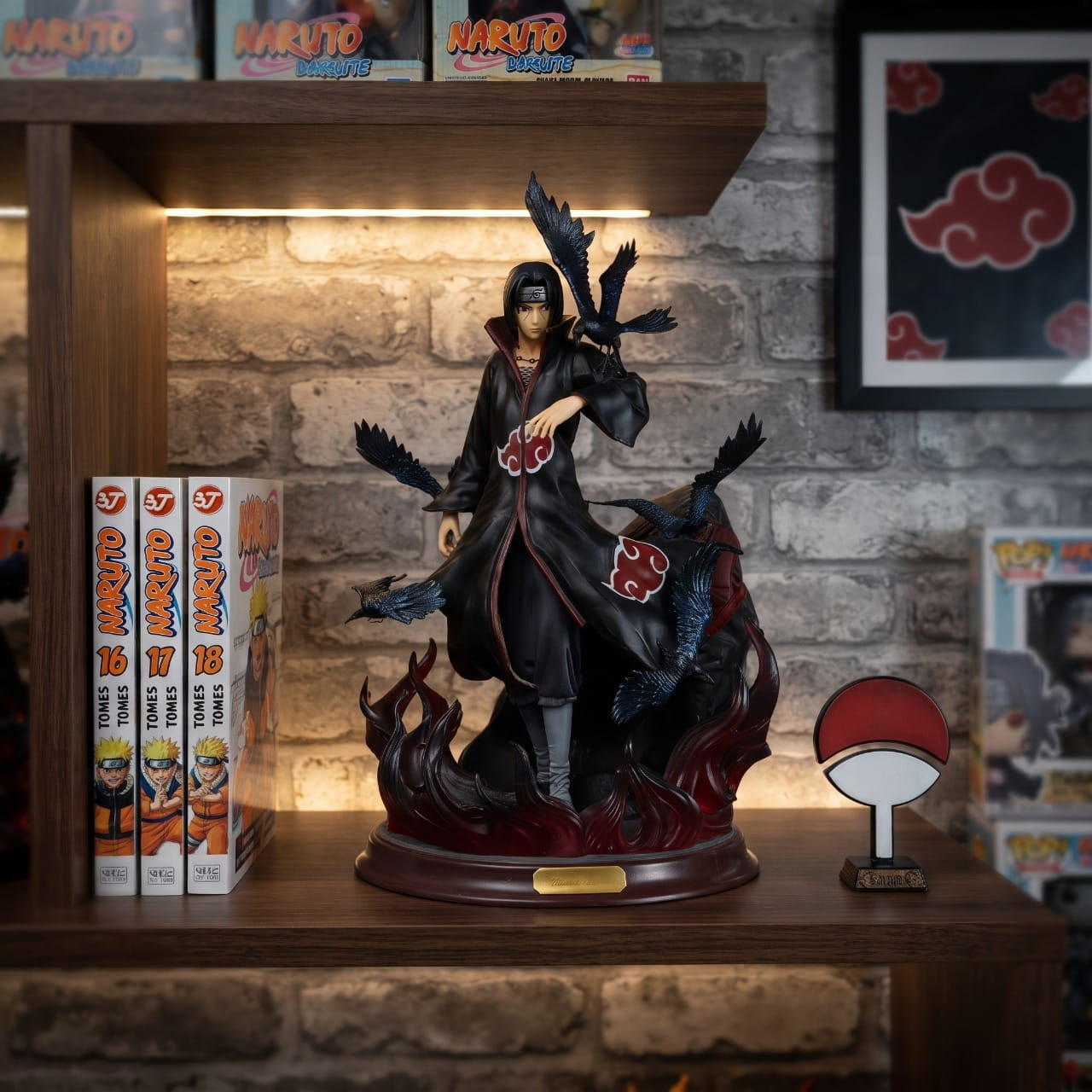 Figurine Itachi Uchiha corbeaux - exposee sur une etagere (decor non inclus)