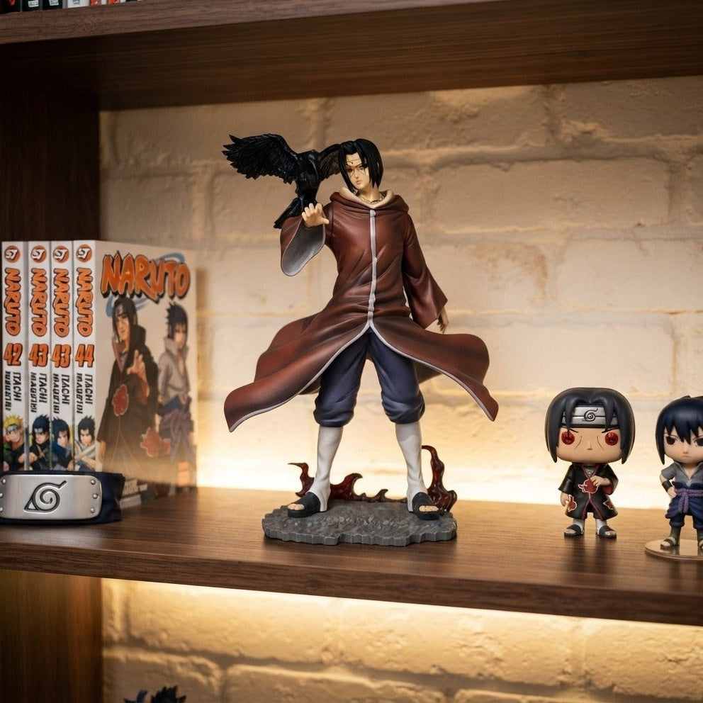 Figurine Itachi Uchiha Edo Tensei Naruto exposée sur une étagère (décor non inclus)