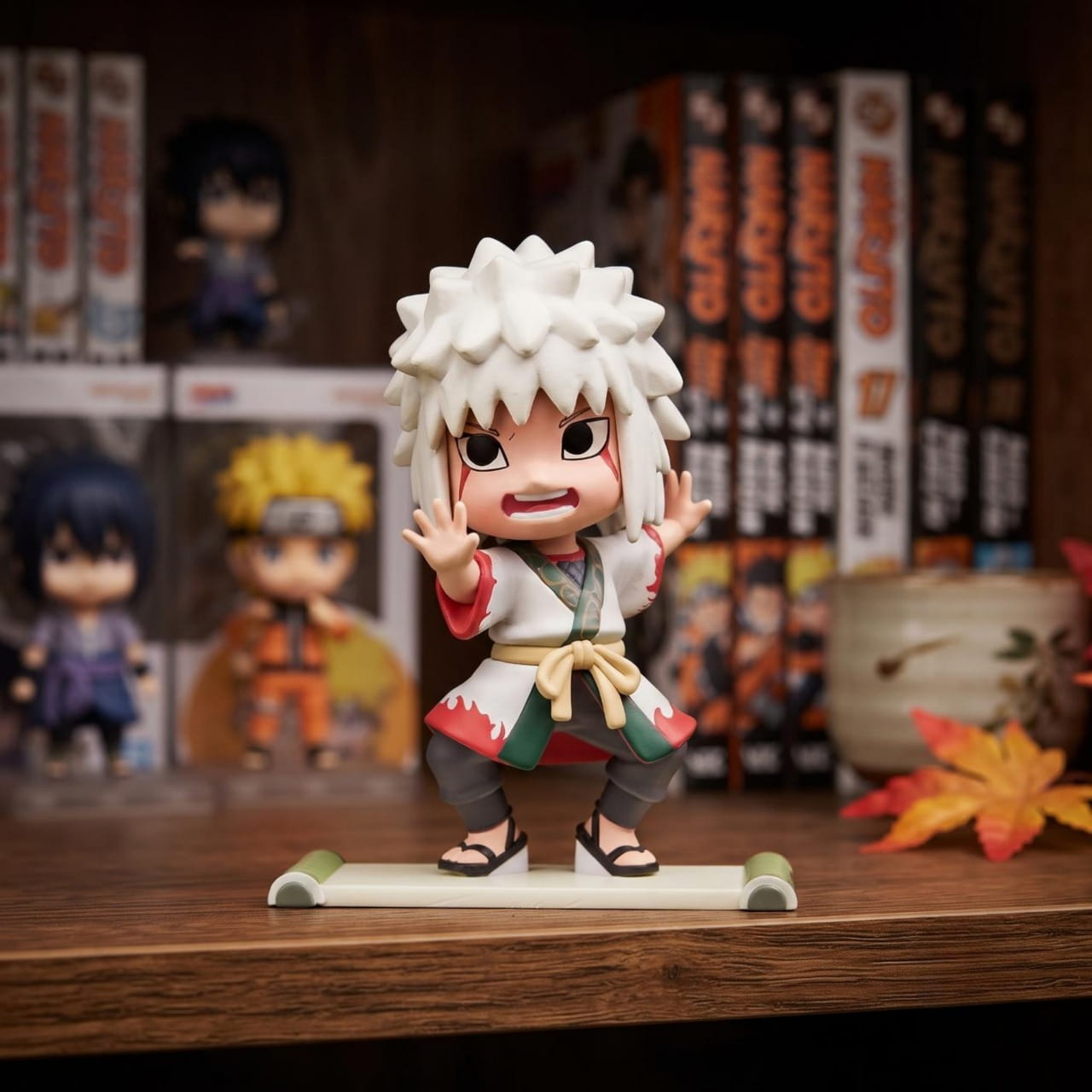 Figurine chibi Jiraiya — crinière blanche hérissée, mains levées en posture d'invocation — Naruto, étagère (décor non inclus)