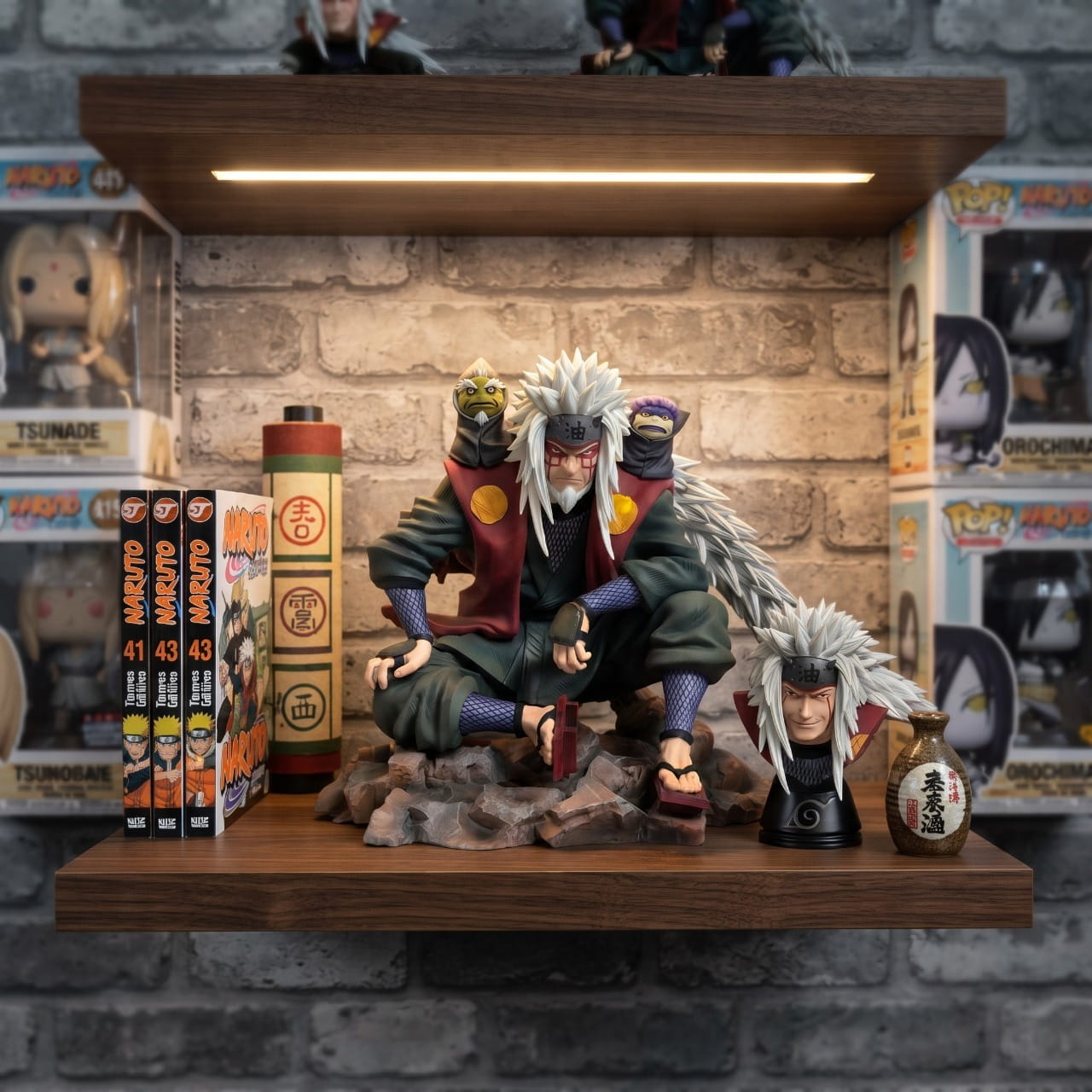 Figurine Jiraiya exposee sur une etagere (decor non inclus)