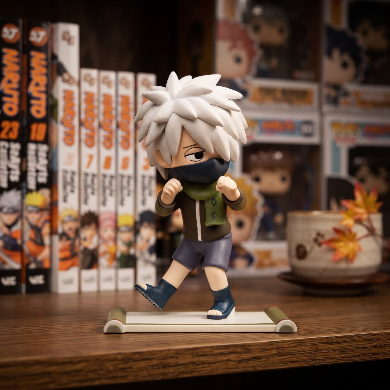 Figurine chibi Kakashi Hatake — masque relevé sur le nez, gilet vert — Naruto, étagère (décor non inclus)