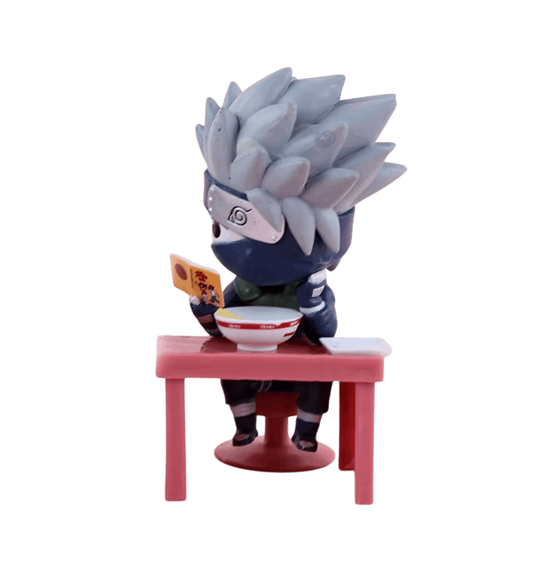 Figurine chibi Kakashi Hatake attablé devant un bol de ramen, son livre en main - face