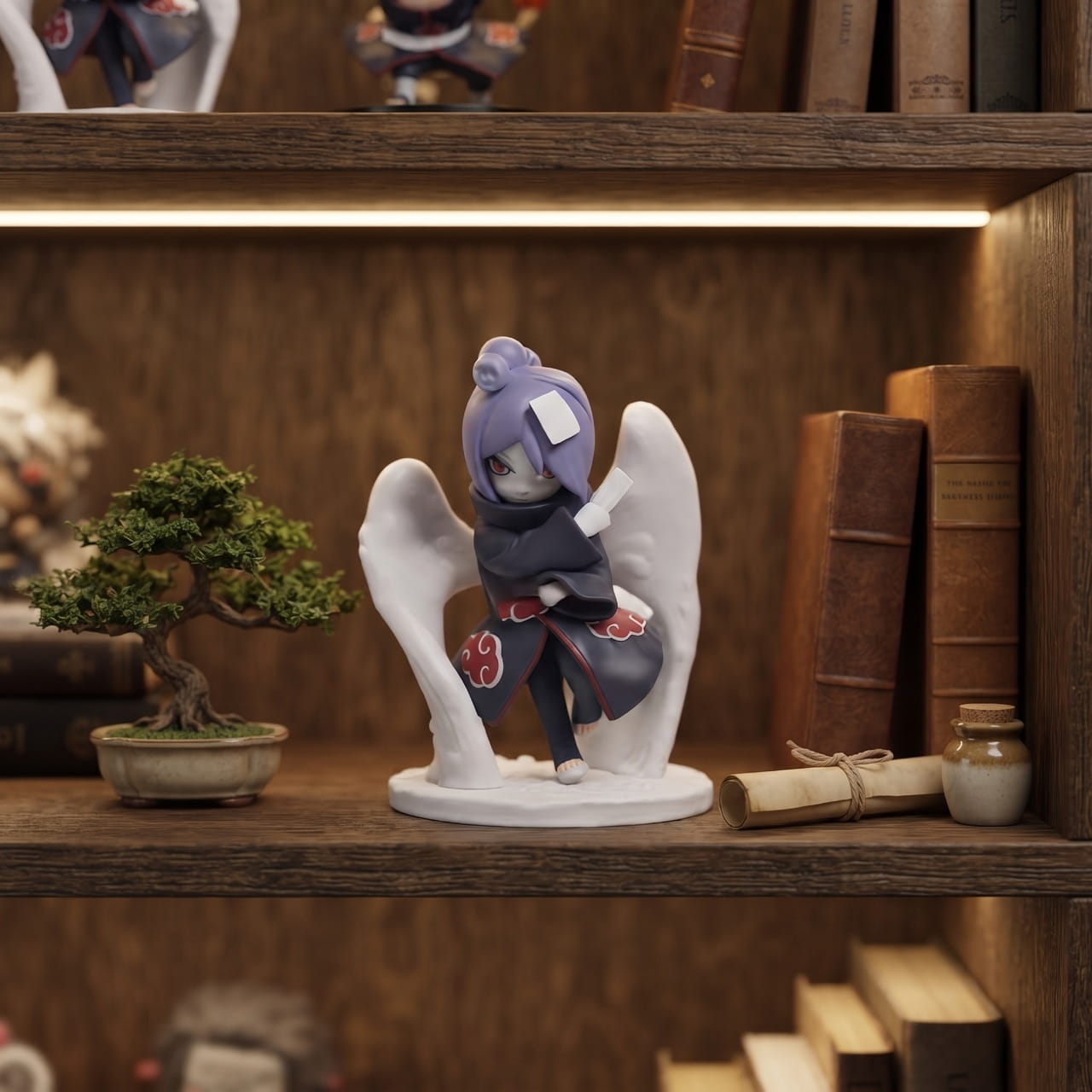 Figurine chibi Konan et ses ailes de papier, exposée sur une étagère (décor non inclus)