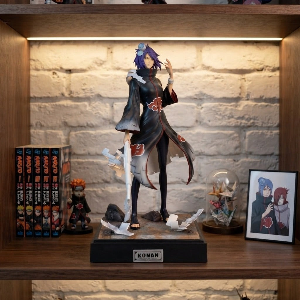 Figurine Konan Naruto exposée sur une étagère (décor non inclus)