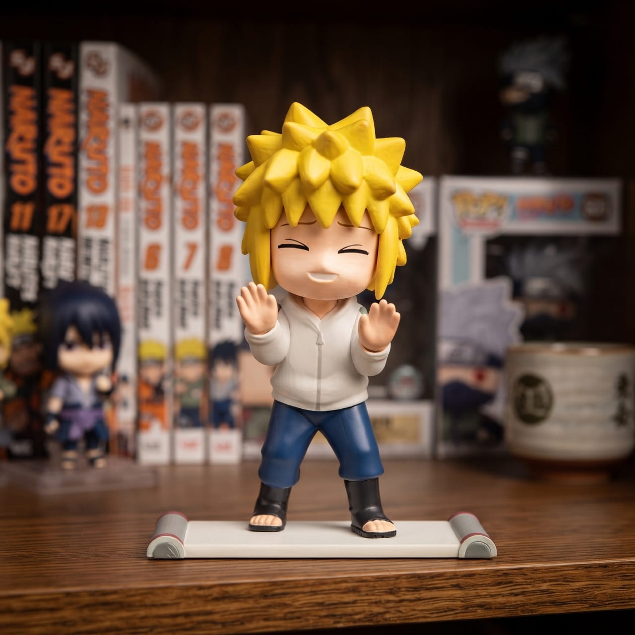 Figurine chibi Minato Namikaze — mèches blondes hérissées encadrant le visage — Naruto, étagère (décor non inclus)