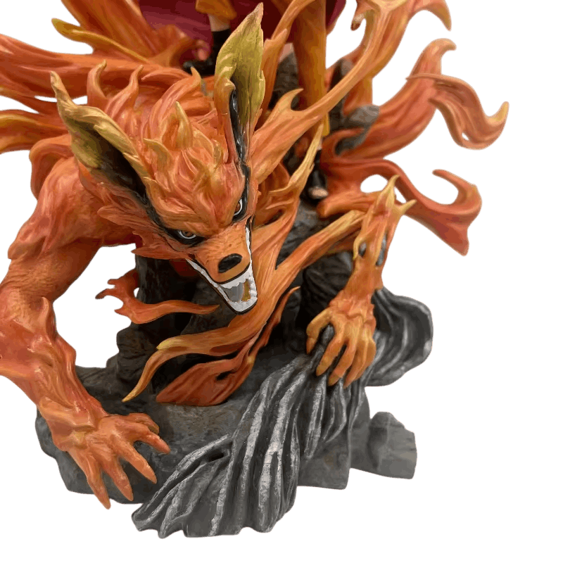 Gros plan sur Kurama : le renard à neuf queues en flammes sculptées, gueule ouverte