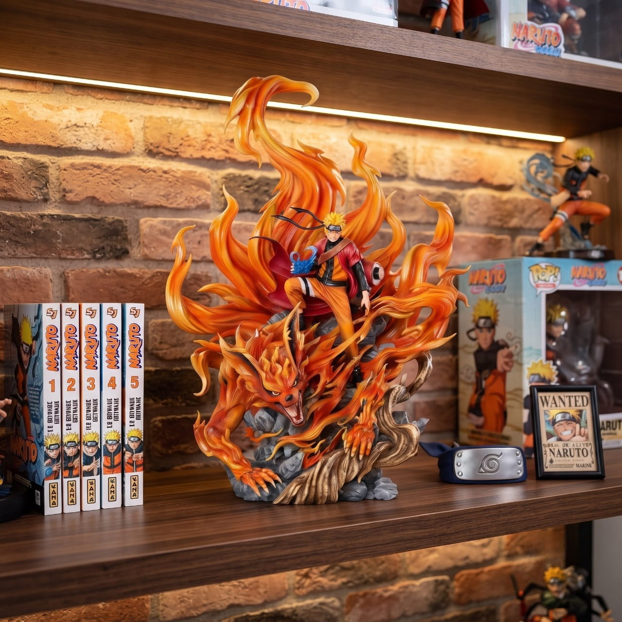 Figurine Naruto et Kurama grand format - exposee sur une etagere (decor non inclus)