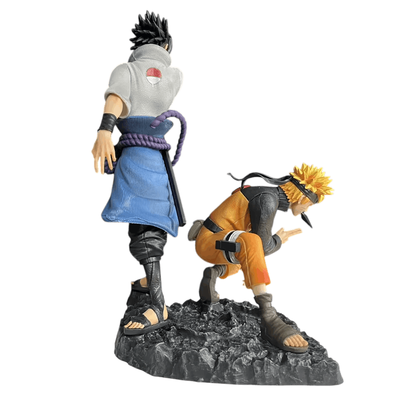 Naruto and Sasuke figure 28 cm rear view: the clan's red and white fan painted on the back of Sasuke's shirt and the black scabbard across it