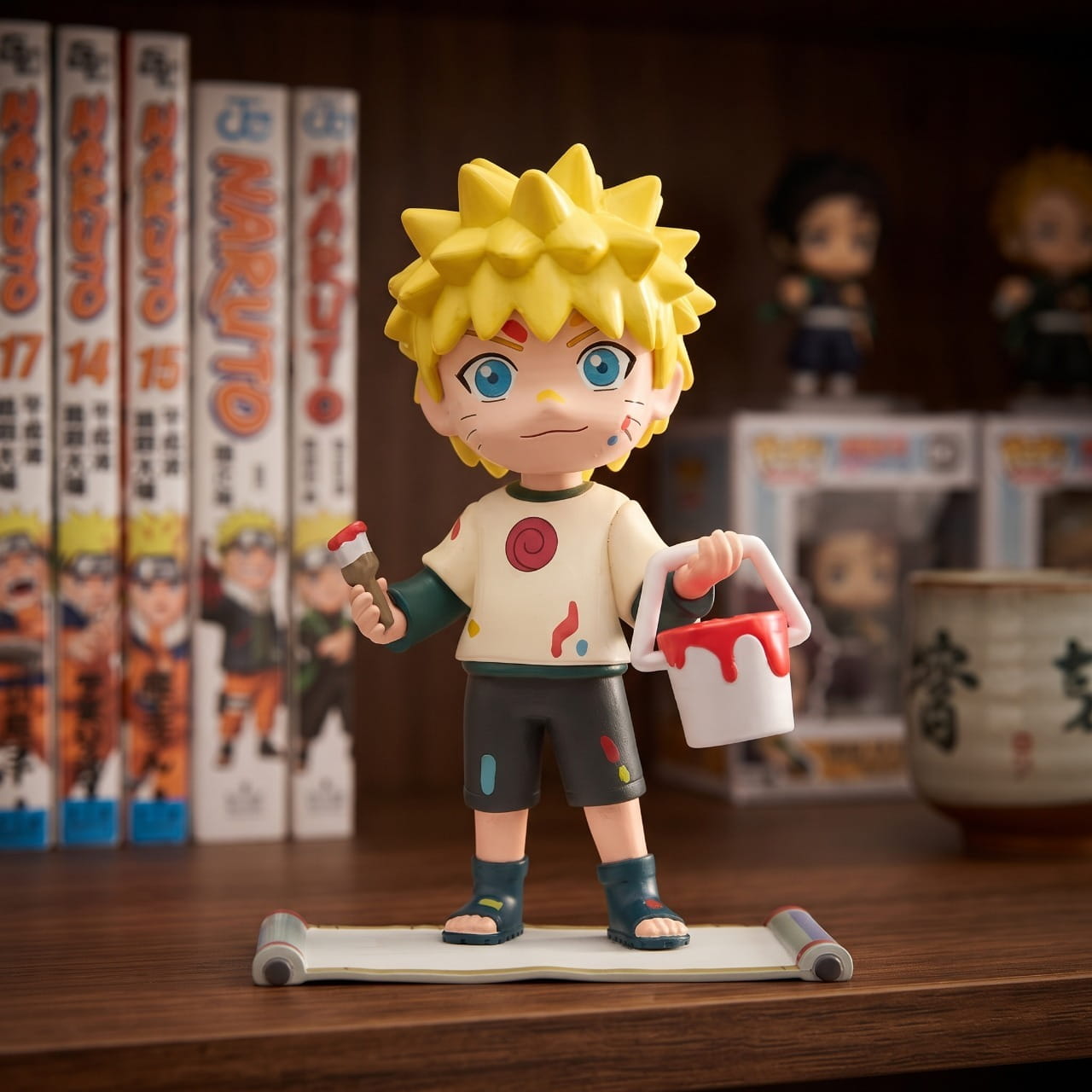Figurine chibi Naruto Uzumaki — pot de peinture rouge et pinceau en main — Naruto, étagère (décor non inclus)