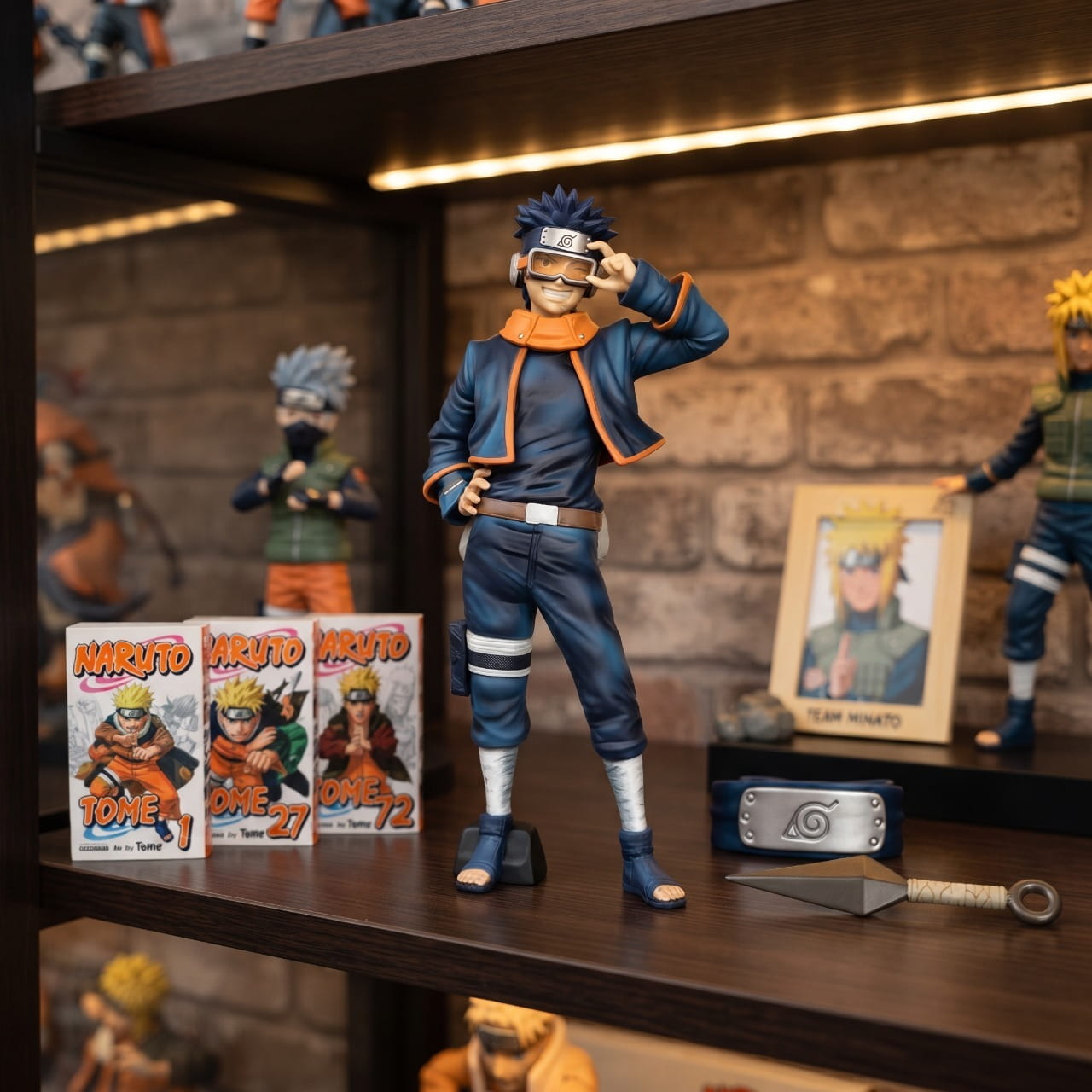 Figurine Obito jeune exposee sur une etagere (decor non inclus)