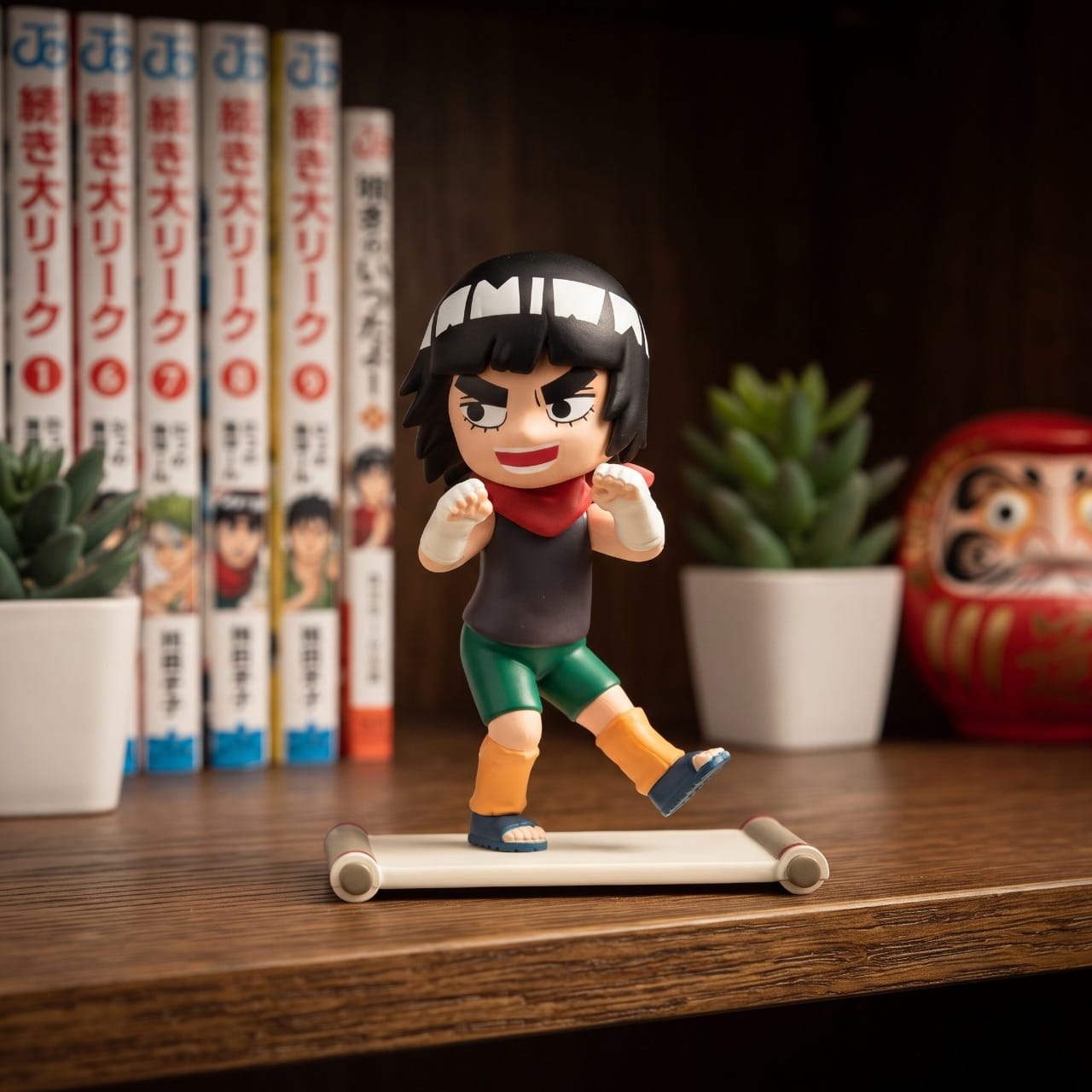 Figurine chibi Rock Lee — combinaison verte, écharpe rouge — Naruto, étagère (décor non inclus)