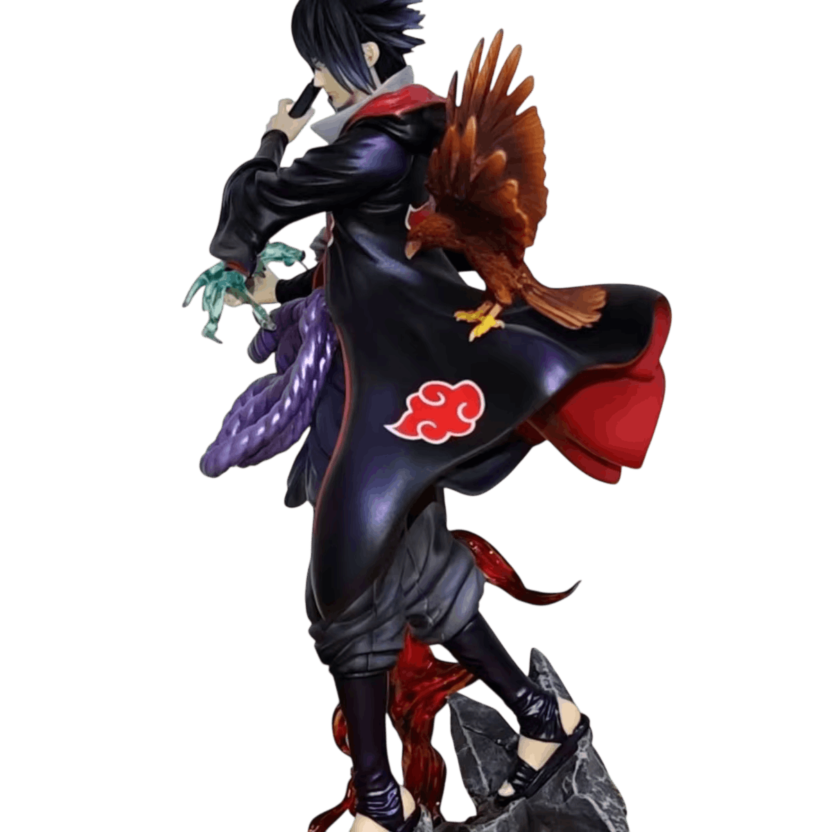 Figurine Sasuke Uchiha Akatsuki 24 cm vue de profil, faucon posé sur la cape aux nuages rouges