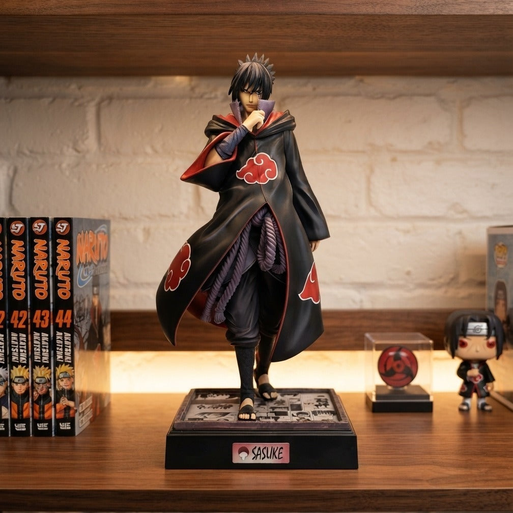 Figurine Sasuke Uchiha Akatsuki LED Naruto exposée sur une étagère (décor non inclus)