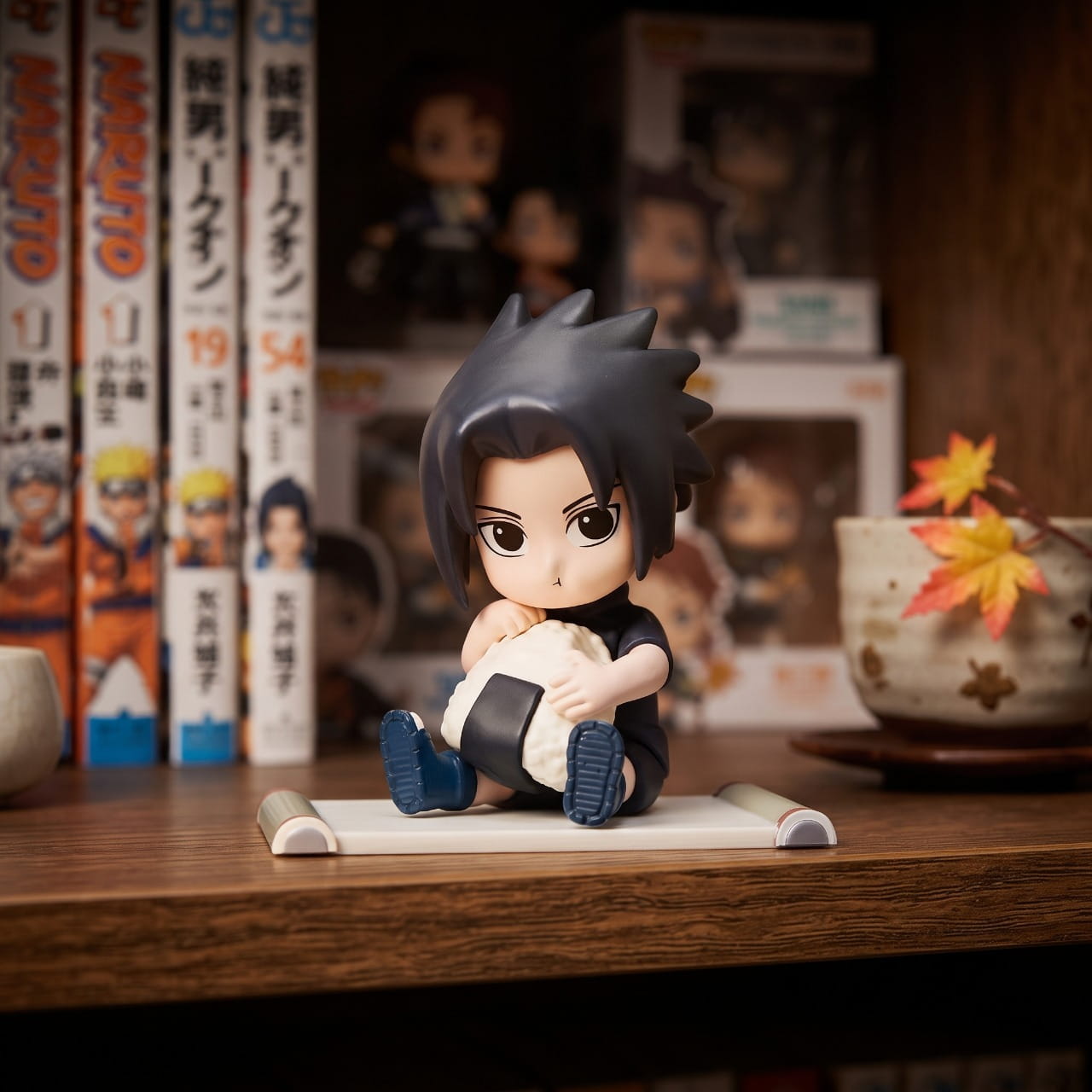 Figurine chibi Sasuke Uchiha — assis, col haut bleu marine — Naruto, étagère (décor non inclus)