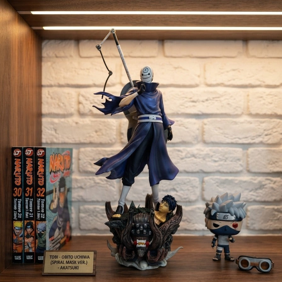 Figurine Tobi Obito Uchiha Naruto exposée sur une étagère (décor non inclus)