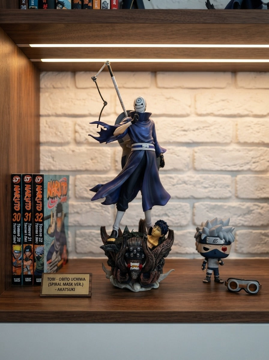 Figurine Tobi Obito Uchiha Naruto exposée sur une étagère (décor non inclus)
